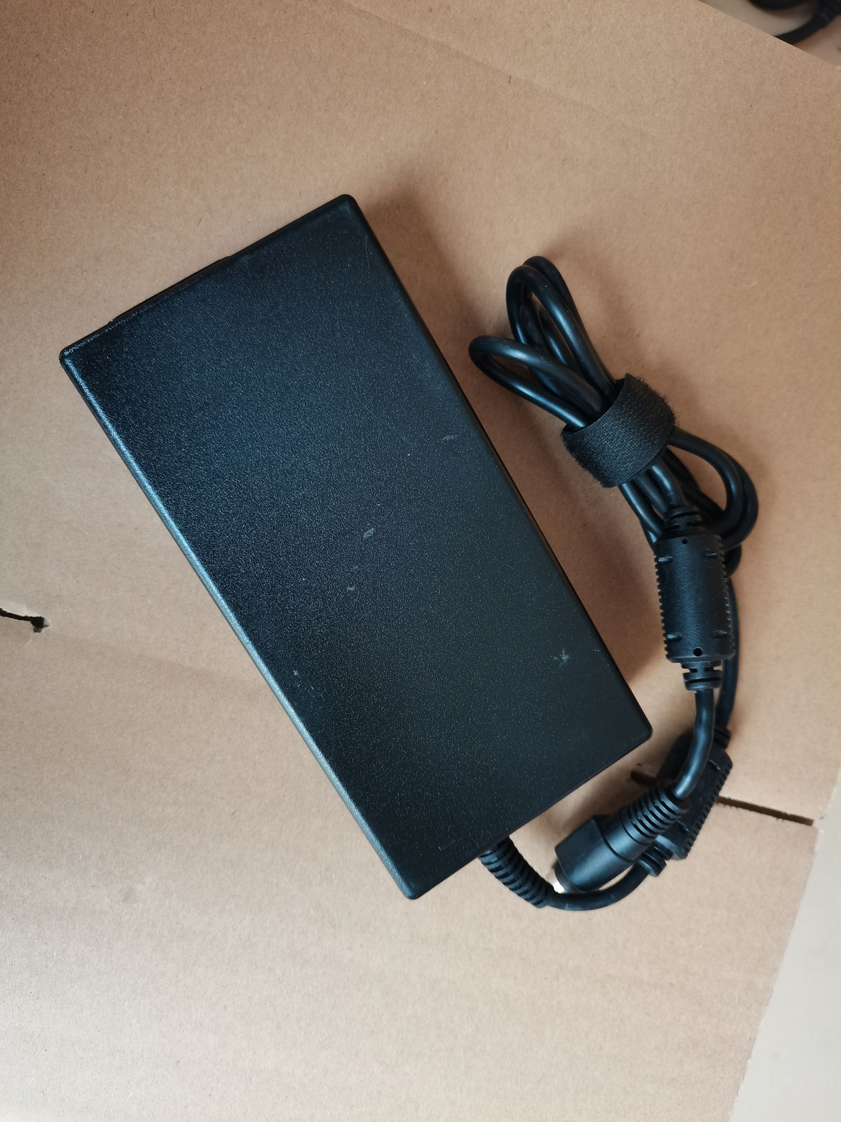 OEM Delta 230W 19.5V 11.8A ADP - đánh giá và giá Pc Gaming Uk